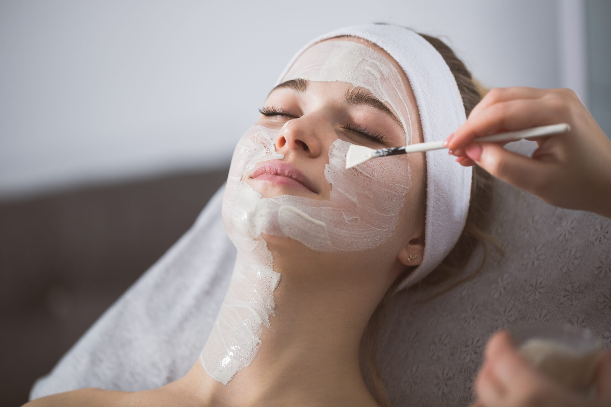Peeling do twarzy a peeling do ciała, czym się różnią i dlaczego nie należy ich mylić?