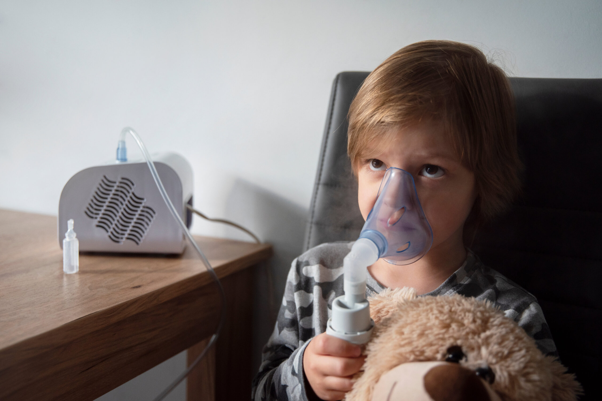 Inhalator w walce z infekcjami dróg oddechowych – kiedy warto go mieć w domu?